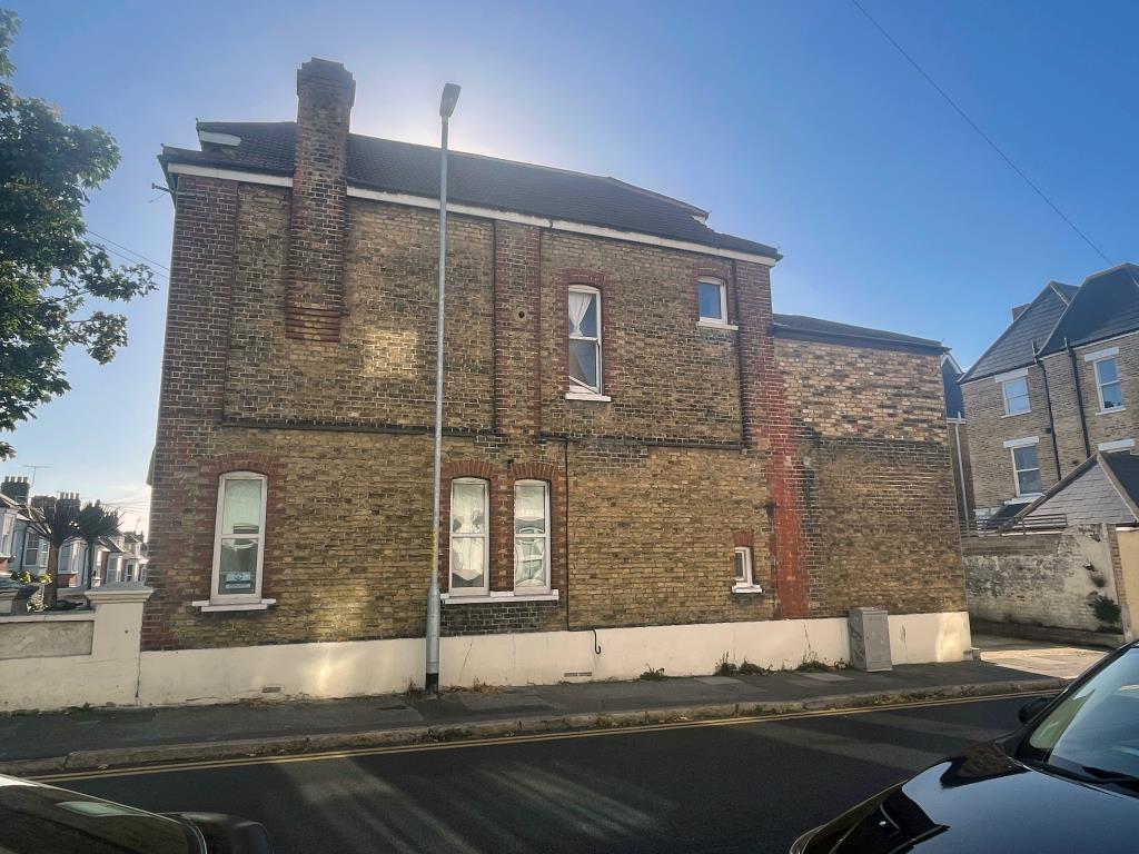 Lot: 107 - DETACHED BLOCK OF FLATS WITH POTENTIAL FOR EXTENSION -